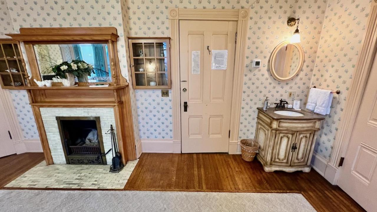The Hancock House Bed & Breakfast Inn Dubuque Exteriör bild
