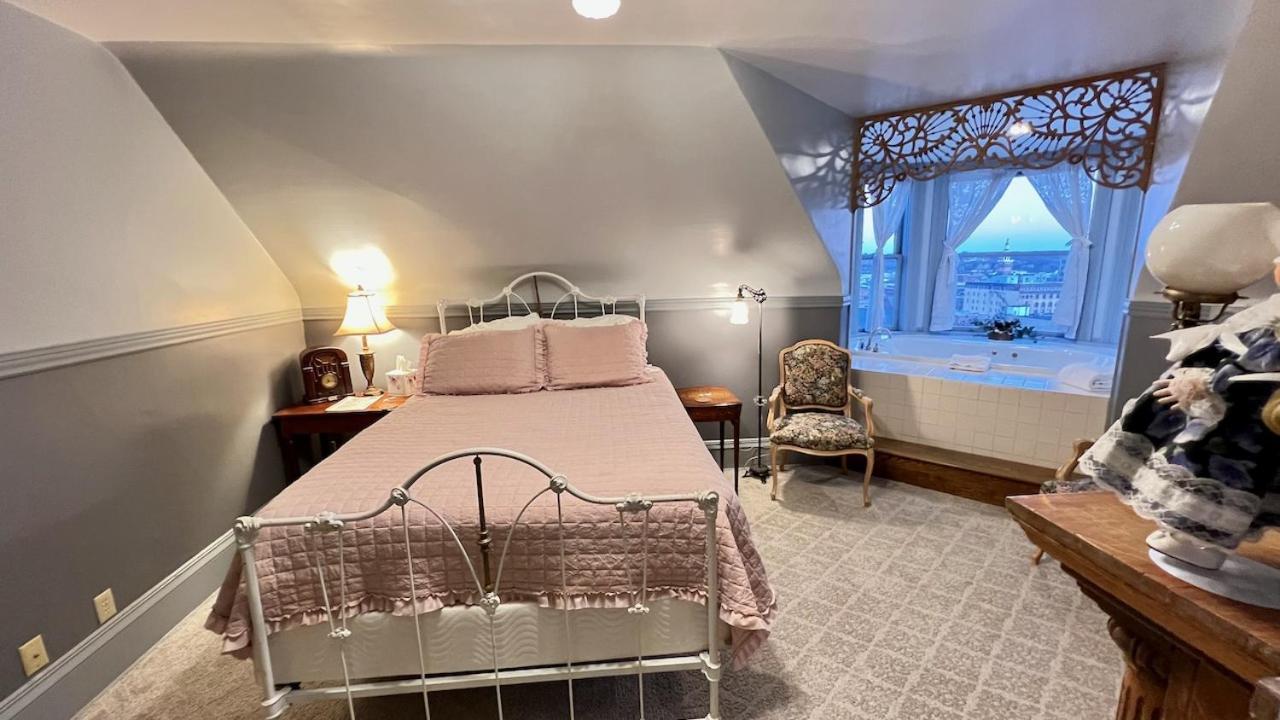 The Hancock House Bed & Breakfast Inn Dubuque Exteriör bild