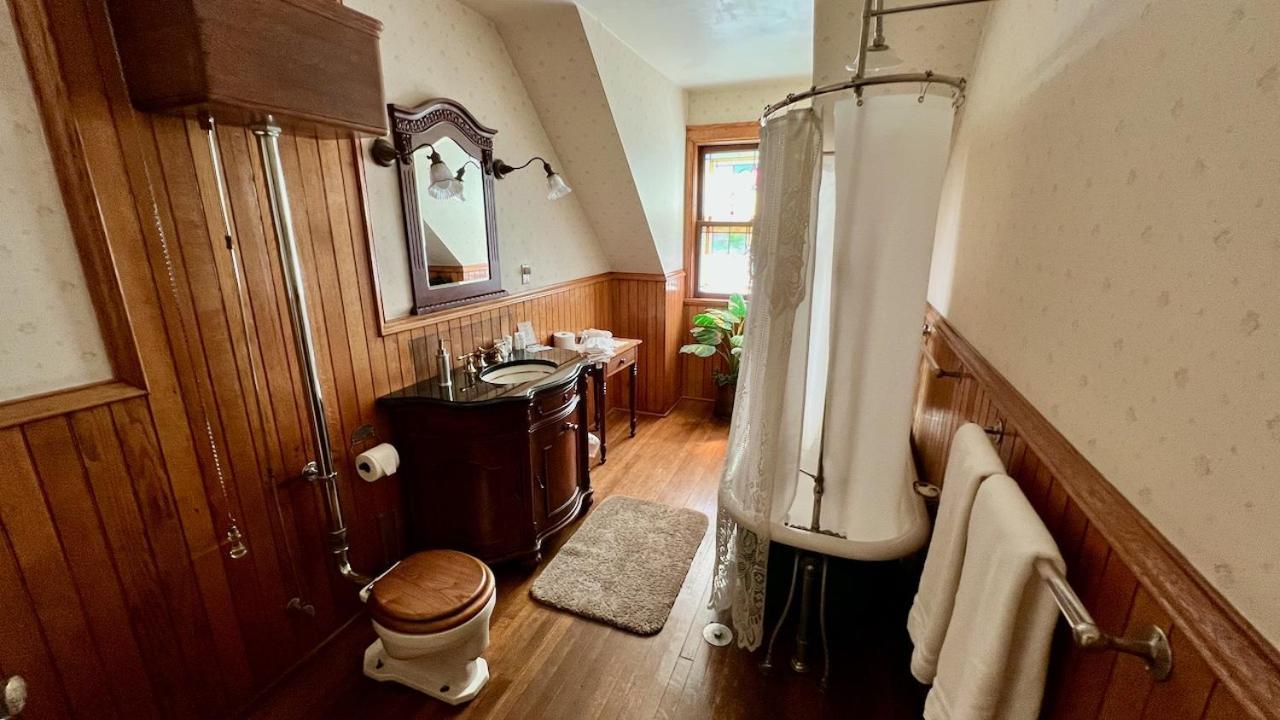 The Hancock House Bed & Breakfast Inn Dubuque Exteriör bild