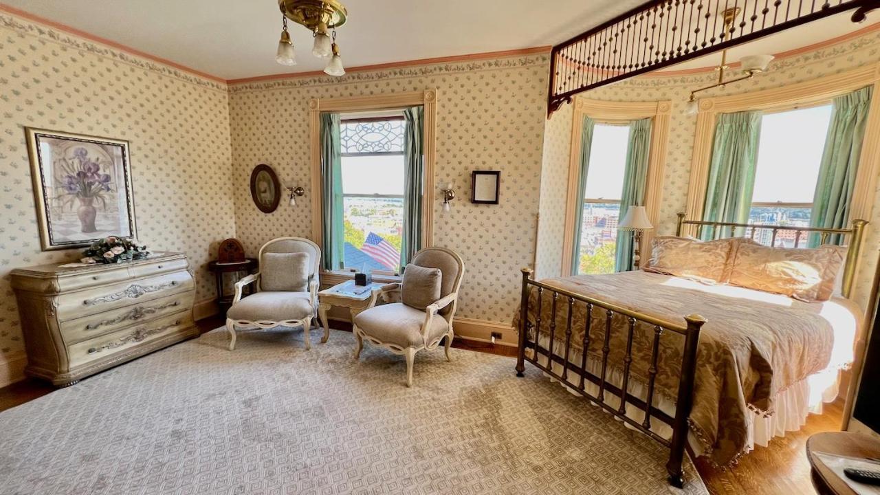 The Hancock House Bed & Breakfast Inn Dubuque Exteriör bild